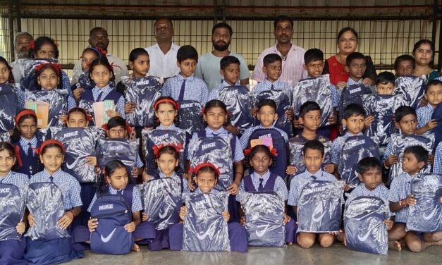 ಕನ್ನಡ ಶಾಲೆಯ ವಿದ್ಯಾರ್ಥಿಗಳಿಗೆ ಸ್ಕೂಲ್ ಬ್ಯಾಗ್ ಮತ್ತು ಪಠ್ಯಪುಸ್ತಕ ವಿತರಣೆ