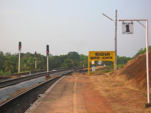 ಚಲಿಸುತ್ತಿದ್ದ ರೈಲಿಗೆ ತಲೆಕೊಟ್ಟು ಯುವಕ
