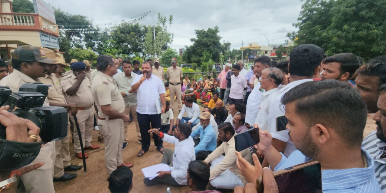 200ಕ್ಕೂ ಹೆಚ್ಚು ಗ್ರಾಮಸ್ಥರು ಇಲ್ಲಿನ ಪೊಲೀಸ್ ಠಾಣೆಗೆ ಮುತ್ತಿಗೆ,ಪ್ರತಿಭಟನೆ