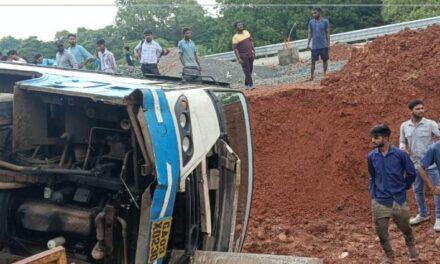 ರಾಷ್ಟ್ರೀಯ ಹೆದ್ದಾರಿಯಲ್ಲಿ ಕದಂಬ ಬಸ್ ಪಲ್ಟಿ; ತಪ್ಪಿದ ಹೆಚ್ಚಿನ ಅನಾಹುತ