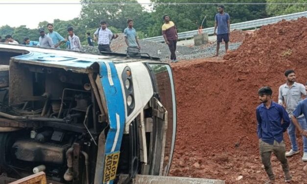ರಾಷ್ಟ್ರೀಯ ಹೆದ್ದಾರಿಯಲ್ಲಿ ಕದಂಬ ಬಸ್ ಪಲ್ಟಿ; ತಪ್ಪಿದ ಹೆಚ್ಚಿನ ಅನಾಹುತ