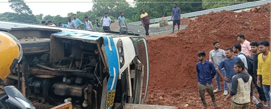 ರಾಷ್ಟ್ರೀಯ ಹೆದ್ದಾರಿಯಲ್ಲಿ ಕದಂಬ ಬಸ್ ಪಲ್ಟಿ; ತಪ್ಪಿದ ಹೆಚ್ಚಿನ ಅನಾಹುತ