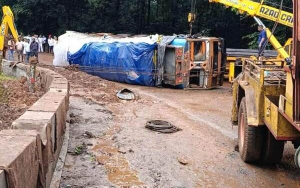 ಯಲ್ಲಾಪುರದ ಅರಬೈಲ್ ಘಟ್ಟದಲ್ಲಿ ಲಾರಿ ಪಲ್ಟಿ: ಸಂಚಾರ ಸ್ಥಗಿತ..!