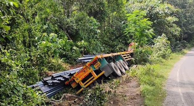 ಯಲ್ಲಾಪುರ ಆರತಿಬೈಲ್ ಘಟ್ಟದಲ್ಲಿ ಬಿದ್ದ ಲಾರಿ, ತಪ್ಪಿದ ದೊಡ್ಡ ಅನಾಹುತ..?