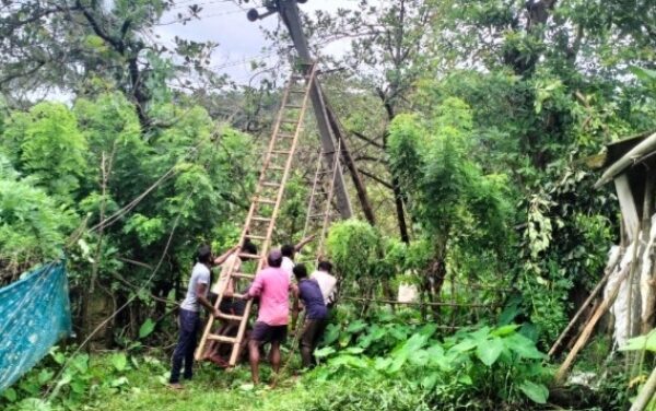 ಗೋವಾದಲ್ಲಿ ಗಾಳಿ ಮಳೆಗೆ ನೆಲಕ್ಕುರುಳಿದ ವಿದ್ಯುತ್ ಕಂಬ: ಇನ್ನೂ ಹಲವೆಡೆ ವಿದ್ಯುತ್ ಸಂಪರ್ಕವಿಲ್ಲ….