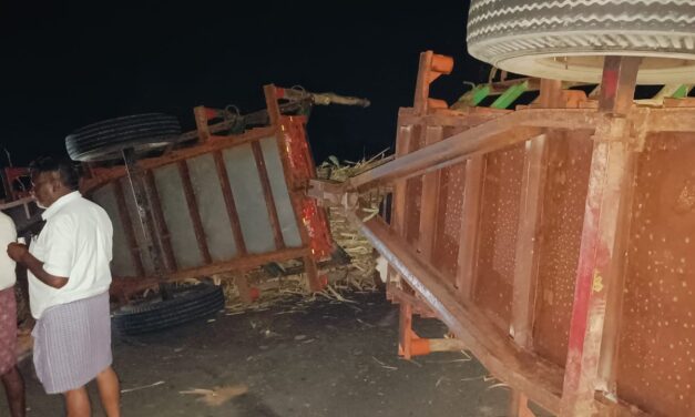 ಕಬ್ಬು ತುಂಬಿದ್ದ ಟ್ರ್ಯಾಕ್ಟರ್ ಟ್ರ್ಯಾಲಿ ಉರುಳಿ ಬೈಕ್ ಸವಾರ ಮೃತ್ಯು