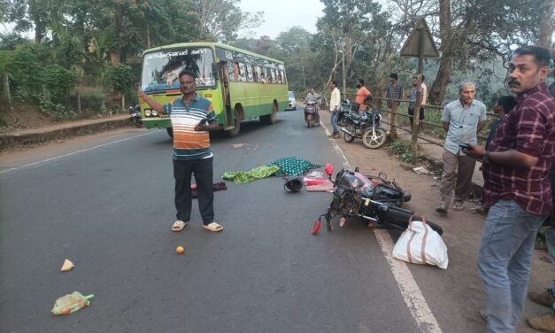 ಯಲ್ಲಾಪುರ ದಲ್ಲಿ  ಭೀಕರ ರಸ್ತೆ ಅಪಘಾತ ಮಹಿಳೆ ಸಾವು