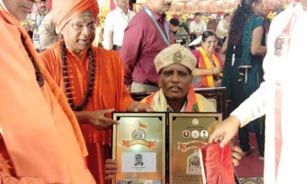 ಮಂಡ್ಯದ ಸಮ್ಮೇಳನದಲ್ಲಿ ಸನ್ಮಾನ ಸ್ವೀಕರಿಸಿದ ಗೋವಾದ ಪ್ರೊ.ದಂಡಿನ್