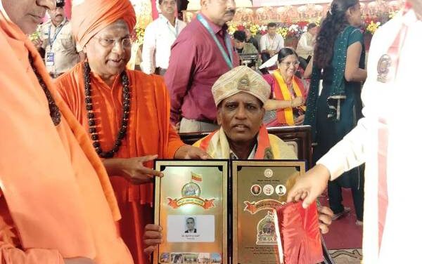ಮಂಡ್ಯದ ಸಮ್ಮೇಳನದಲ್ಲಿ ಸನ್ಮಾನ ಸ್ವೀಕರಿಸಿದ ಗೋವಾದ ಪ್ರೊ.ದಂಡಿನ್