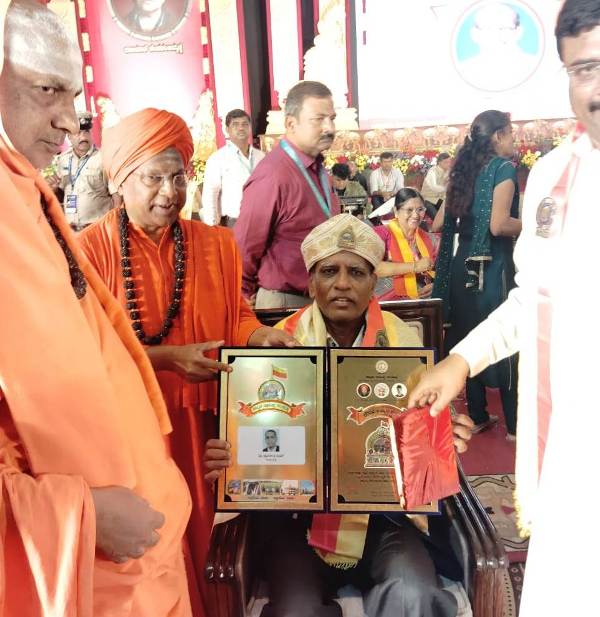 ಮಂಡ್ಯದ ಸಮ್ಮೇಳನದಲ್ಲಿ ಸನ್ಮಾನ ಸ್ವೀಕರಿಸಿದ ಗೋವಾದ ಪ್ರೊ.ದಂಡಿನ್