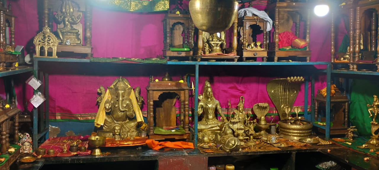 ಮನೆ ಮಂದಿ ಮಲಗಿರುವಾಗಲೇ ಕನ್ನ ಹಾಕಿ ದೇವರನ್ನೇ ಕದ್ದೊಯ್ದ ಕಳ್ಳರು