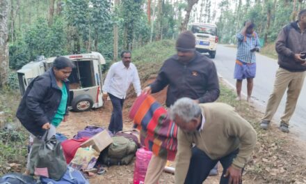 ಚಾಲಕನ ನಿಯಂತ್ರಣ ತಪ್ಪಿ ಹೊಂಡಕ್ಕೆ ಬಿದ್ದ ಟಿಟಿ ವಾಹನ
