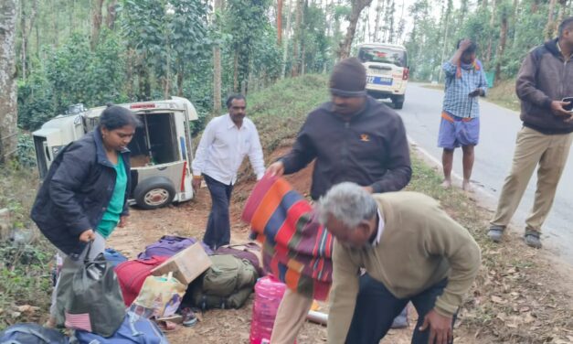 ಚಾಲಕನ ನಿಯಂತ್ರಣ ತಪ್ಪಿ ಹೊಂಡಕ್ಕೆ ಬಿದ್ದ ಟಿಟಿ ವಾಹನ