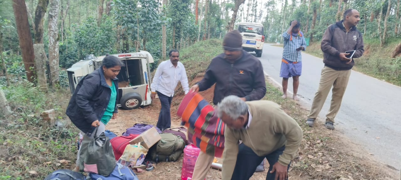ಚಾಲಕನ ನಿಯಂತ್ರಣ ತಪ್ಪಿ ಹೊಂಡಕ್ಕೆ ಬಿದ್ದ ಟಿಟಿ ವಾಹನ