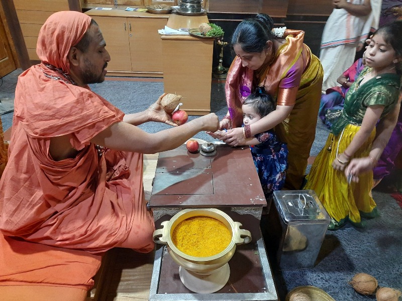 ಸೋಂದಾ ಯತಿದ್ವಯರ ಆಶೀರ್ವಾದ ಪಡೆದ ಪುಟಾಣಿ ಶ್ರಾವಣಿ