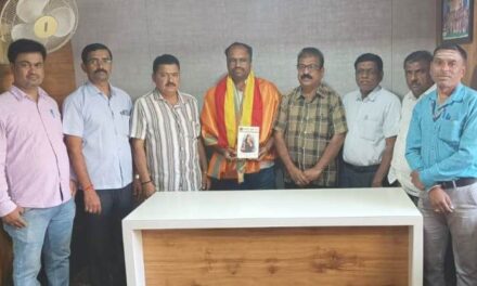 ಕೇಂದ್ರ ಬಸವ ಸಮಿತಿಯಿಂದ ಸಂತೋಷ ಕೊಳವಿಗೆ ಸನ್ಮಾನ..
