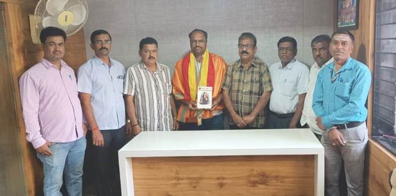 ಕೇಂದ್ರ ಬಸವ ಸಮಿತಿಯಿಂದ ಸಂತೋಷ ಕೊಳವಿಗೆ ಸನ್ಮಾನ..