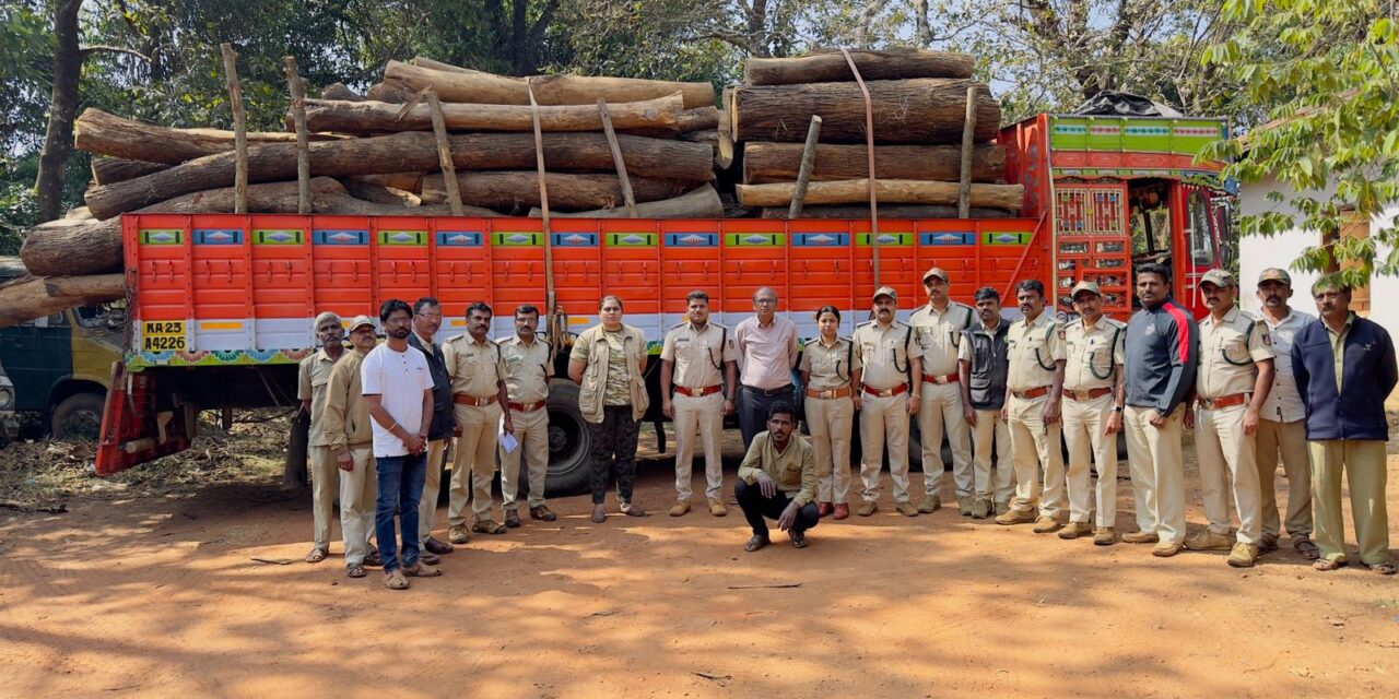 ಶಿರಸಿಯಲ್ಲಿ ಅಕ್ರಮವಾಗಿ ಸಾಗಿಸುತ್ತಿದ್ದ ನಾಟ ವಶ