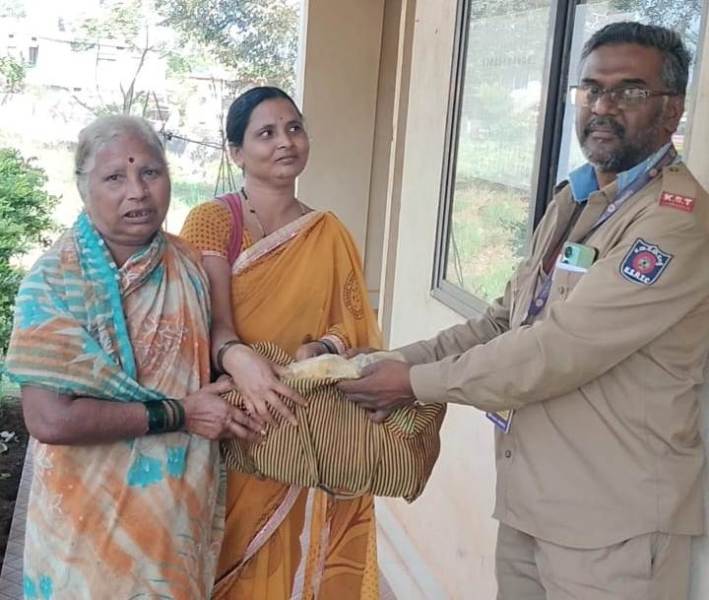 ಹಣದ ಚೀಲವನ್ನು ಪ್ರಯಾಣಿಕರಿಗೆ ವಾಪಸ್ಸು ನೀಡಿ ಪ್ರಾಮಾಣಿಕತೆ ಮೆರೆದ ನಿರ್ವಾಹಕ