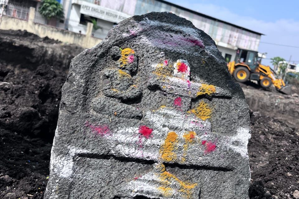 ಪಾಯ ಅಗೆವಾಗ ಆಳಂದನಲ್ಲಿ ಶಿವಲಿಂಗ ಪತ್ತೆ: ನೋಡಲು ಜನಹಿಂಡು  
