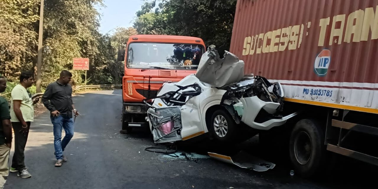 ಯಲ್ಲಾಪುರದಲ್ಲಿ  ಕಾರೊಂದು ಎರಡು ಲಾರಿಗಳ ಮಧ್ಯೆ ಸಿಕ್ಕಿ ಅಪಘಾತ
