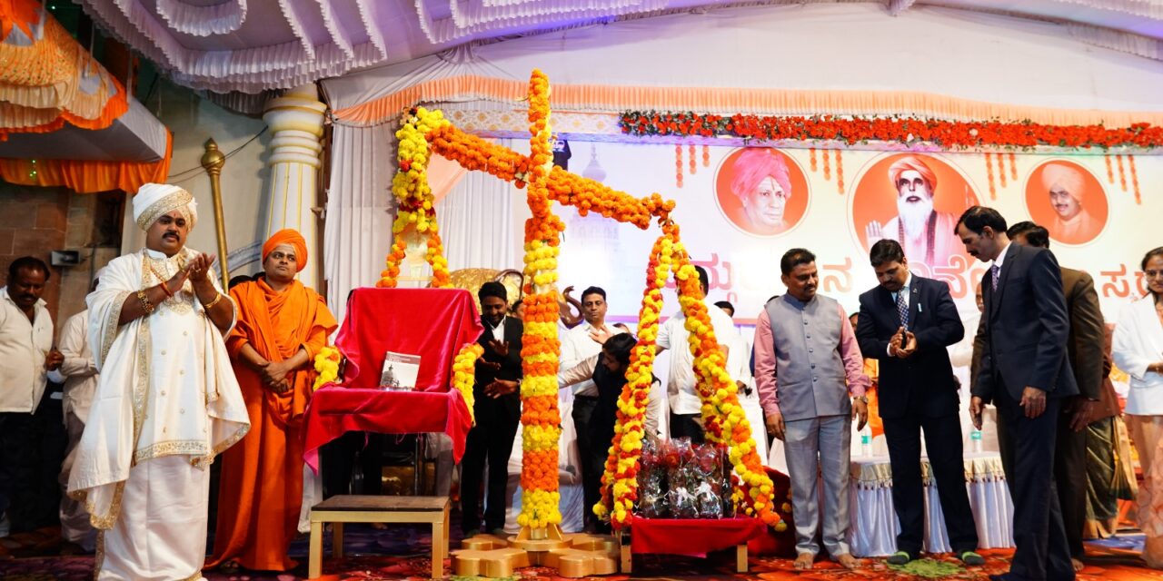 ತುಲಾಭಾರದ ಮೂಲಕ ಸಂವಿಧಾನ ಪೀಠಿಕೆಗೆ ಗೌರವ ನಮನ
