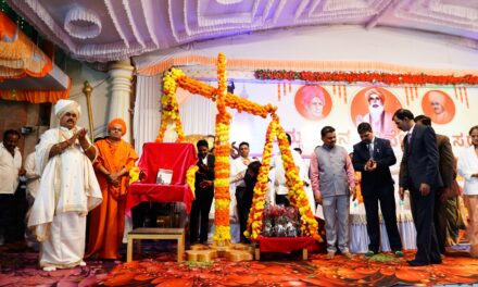 ತುಲಾಭಾರದ ಮೂಲಕ ಸಂವಿಧಾನ ಪೀಠಿಕೆಗೆ ಗೌರವ ನಮನ