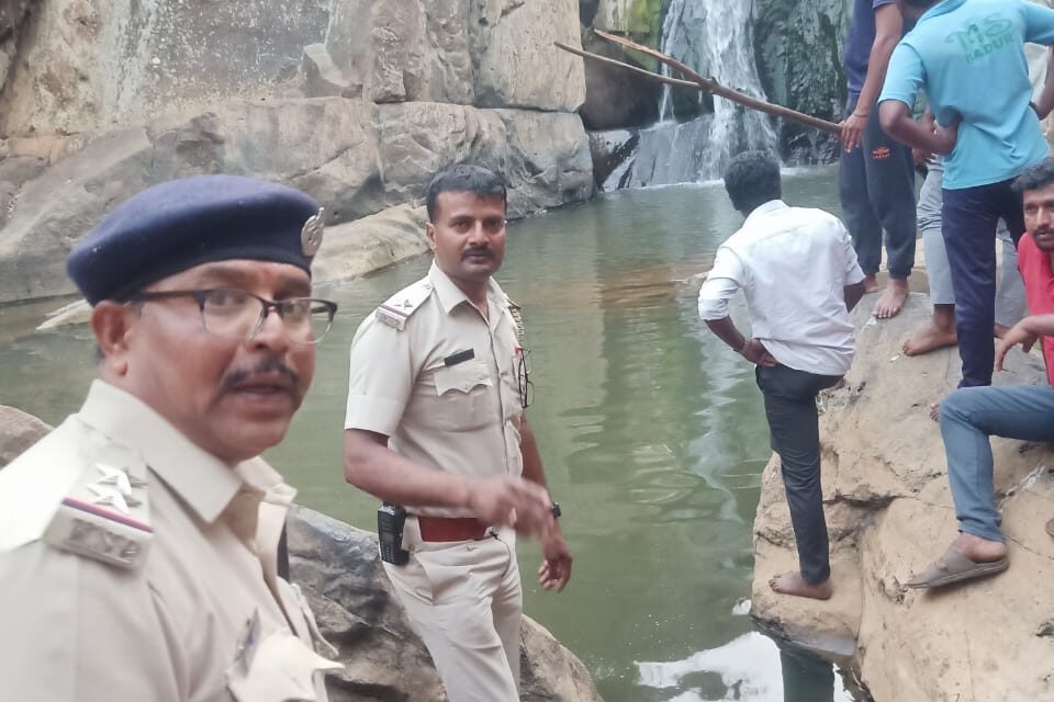 ಕಾಮೇನಹಳ್ಳಿ ಜಲಪಾತದಲ್ಲಿ ಈಜಲು ಹೋಗಿದ್ದ ಚೇತನ್  ಸಾವು