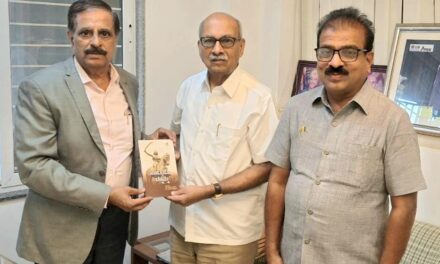 ನಾನು ಚೆನ್ನಮ್ಮ ಕೃತಿಯನ್ನು  ಪ್ರಭಾಕರ ಕೋರೆ ರವರಿಗೆ ನೀಡಿದ ಮನು ಬಳಿಗಾರ