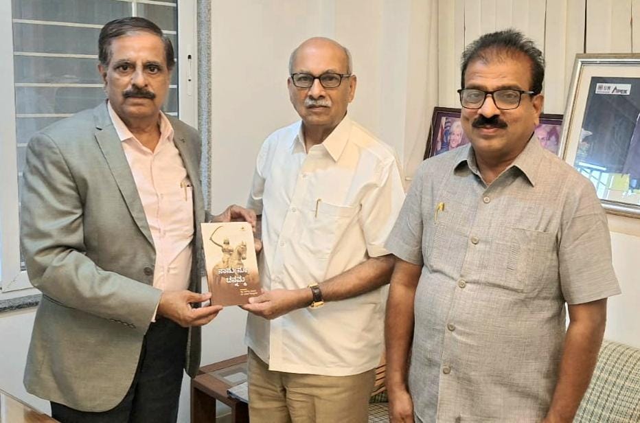 ನಾನು ಚೆನ್ನಮ್ಮ ಕೃತಿಯನ್ನು  ಪ್ರಭಾಕರ ಕೋರೆ ರವರಿಗೆ ನೀಡಿದ ಮನು ಬಳಿಗಾರ