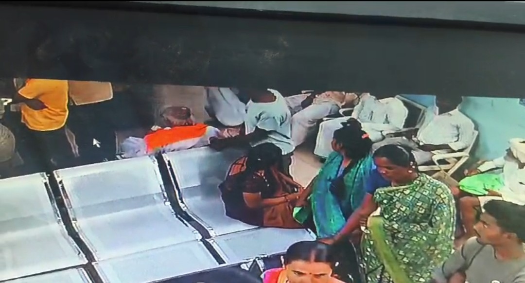 ಬ್ಯಾಂಕಿನಲ್ಲಿಯೇ ವೃದ್ಧ ಗ್ರಾಹಕನ ಹಣ ಎಗರಿಸಿದ ಖದೀಮರು