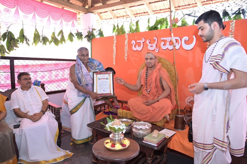 ಬೆಳ್ಳಿಪಾಲ್ ನಲ್ಲಿ ನರಸಿಂಹ ಭಟ್ಟರಿಗೆ ಸೋಂದಾ ಶ್ರೀಗಳಿಂದ ಸನ್ಮಾನ ಆಶೀರ್ವಾದ