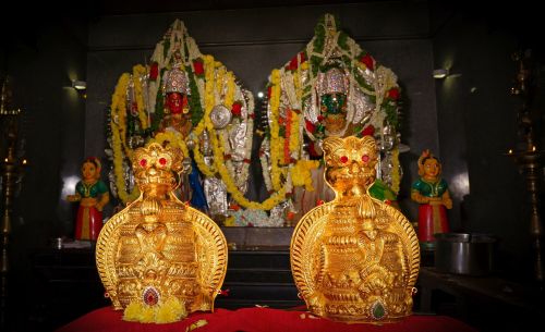 ಯಲ್ಲಾಪುರ ಗ್ರಾಮ ದೇವಿಯರಿಗೆ ಸ್ವರ್ಣ ಕಿರೀಟ ಸಮರ್ಪಣೆ