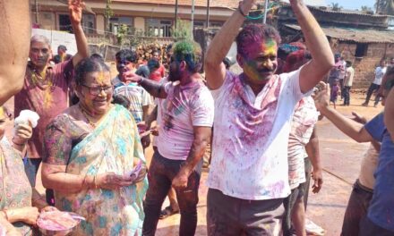 ಕುಟುಂಬ ಸಹಿತ ಹೋಳಿಯಾಡಿದ‌ ಶಿರಸಿ ಶಾಸಕ!