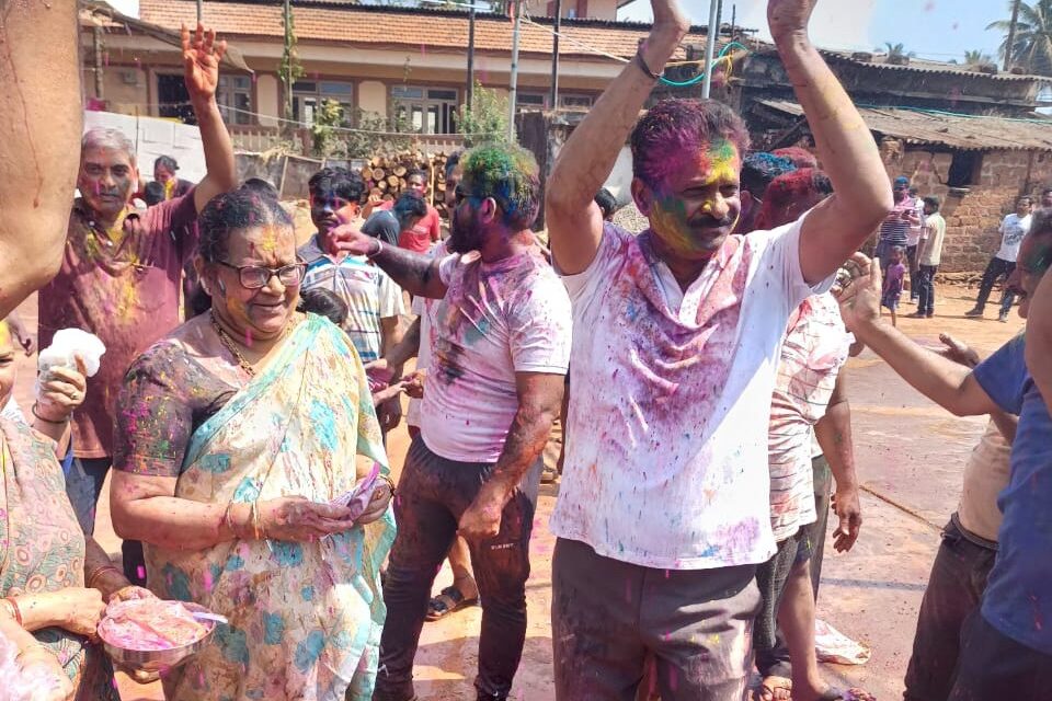 ಕುಟುಂಬ ಸಹಿತ ಹೋಳಿಯಾಡಿದ‌ ಶಿರಸಿ ಶಾಸಕ!