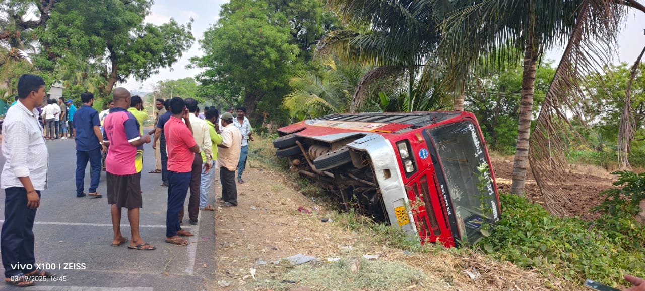 ಬಸ್ ತಗ್ಗಿಗೆ ಉರುಳಿ ನಾಲ್ವರಿಗೆ ಗಾಯ, ಇಬ್ಬರು ಗಂಭೀರ