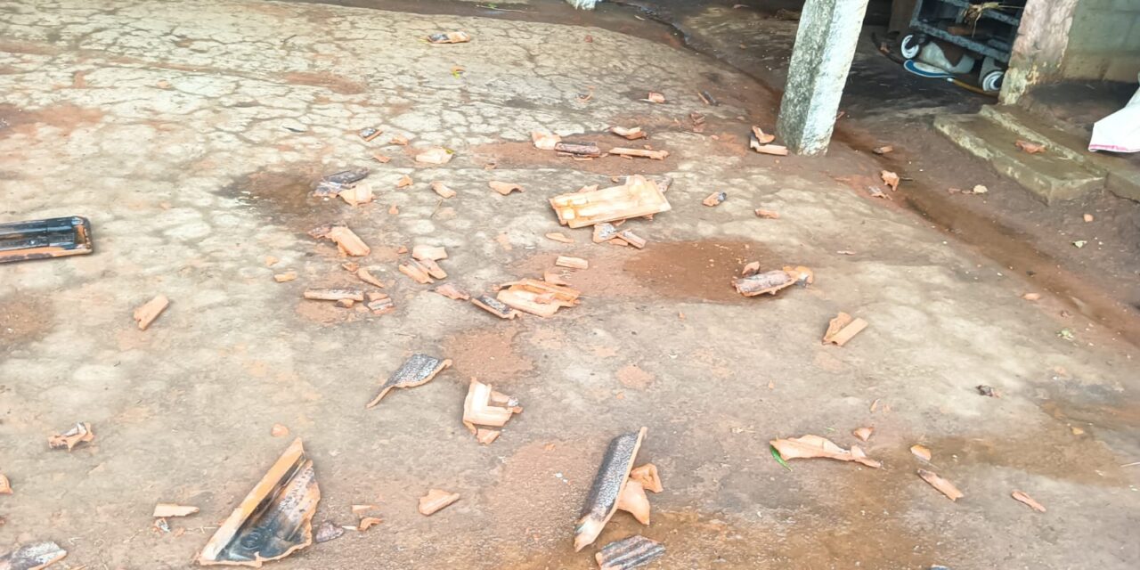 ಧಾರಾಕಾರ ಮಳೆ – ಹಾರಿ ಹೋದ ಮನೆಯ ಹಂಚುಗಳು