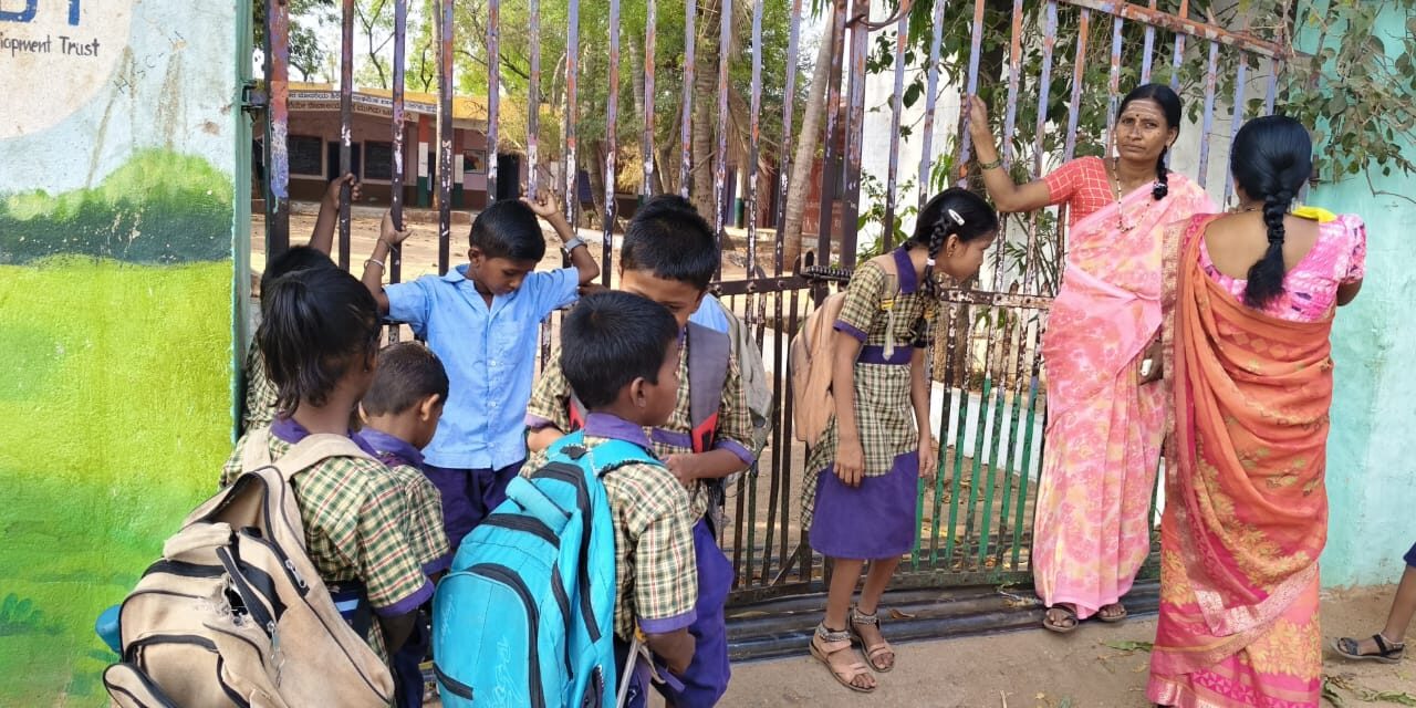 ಸಮಯವಾದರೂ ತೆರೆಯದ ಶಾಲೆ ಬಾಗಿಲು