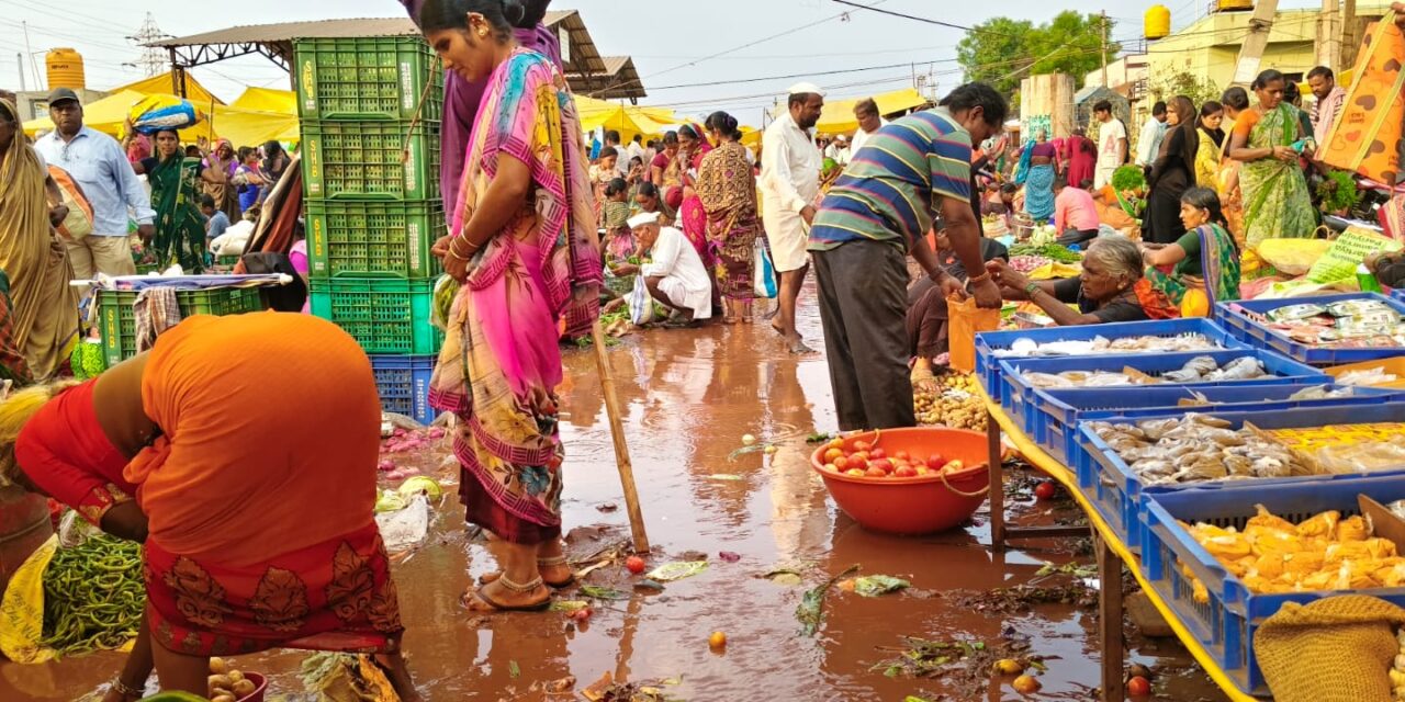ಧೀಡಿರ್ ಮಳೆ ಕೆಸರು ಗದ್ದೆಯಾದ ಕುಳಗೇರಿ ವಾರದ ಸಂತೆ. ಕೆಸರಲ್ಲೇ ಕುಳಿತು ವ್ಯಾಪಾರ-ವಹಿವಾಟ