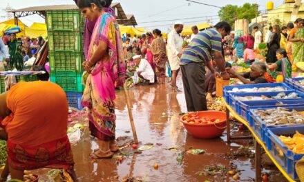 ಧೀಡಿರ್ ಮಳೆ ಕೆಸರು ಗದ್ದೆಯಾದ ಕುಳಗೇರಿ ವಾರದ ಸಂತೆ. ಕೆಸರಲ್ಲೇ ಕುಳಿತು ವ್ಯಾಪಾರ-ವಹಿವಾಟ