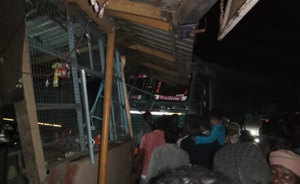 ಯಲ್ಲಾಪುರ ತಾಲೂಕಿನ ಗುಳ್ಳಾಪುರದಲ್ಲಿ ಟ್ರಕ್ ಅಪಘಾತ