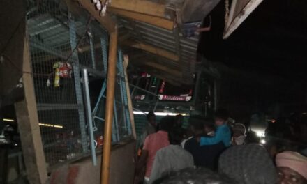 ಯಲ್ಲಾಪುರ ತಾಲೂಕಿನ ಗುಳ್ಳಾಪುರದಲ್ಲಿ ಟ್ರಕ್ ಅಪಘಾತ