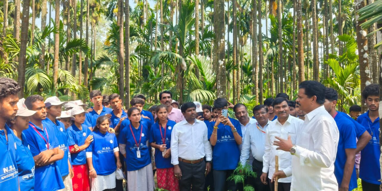 ತೋಟದಲ್ಲಿ‌ ಪಾಠ‌ ಮಾಡಿದ ಶಿರಸಿ ಶಾಸಕ!