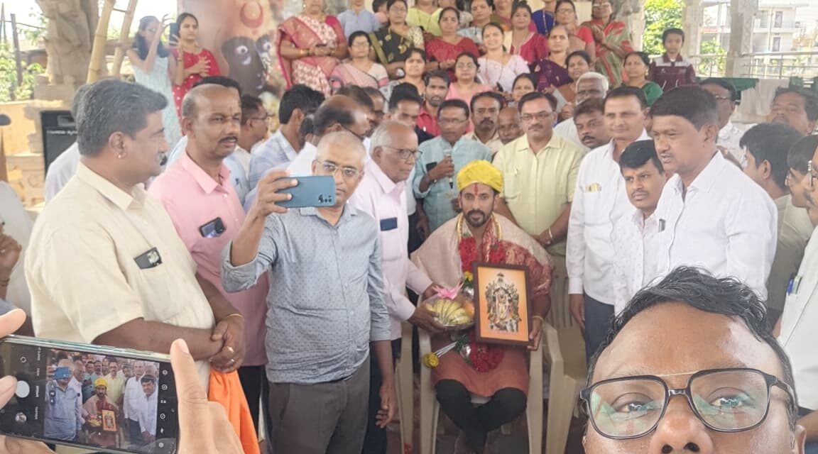 ಶ್ರೀರಾಮನ ಮೂರ್ತಿ‌ ಕೆತ್ತಿದ ಕಲಾವಿದ ಅರುಣ ಯೋಗಿರಾಜ ರವರಿಗೆ ಸನ್ಮಾನ