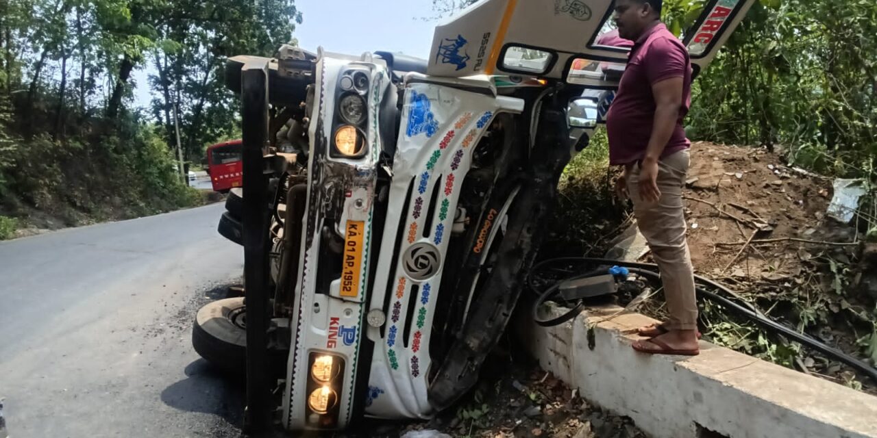 ಯಲ್ಲಾಪುರದಲ್ಲಿ ಲಾರಿ ಅಪಘಾತ ಕ್ಲೀನರ್ ಸಾವು