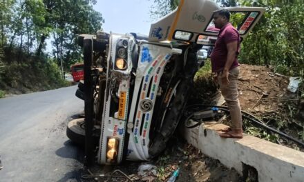 ಯಲ್ಲಾಪುರದಲ್ಲಿ ಲಾರಿ ಅಪಘಾತ ಕ್ಲೀನರ್ ಸಾವು