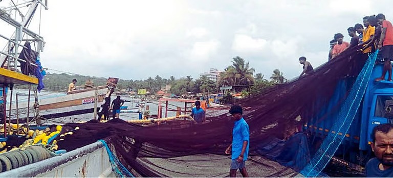 ಚಂಡಮಾರುತದ ಭೀತಿ: ಮೀನುಗಾರರು ದಡಕ್ಕೆ
