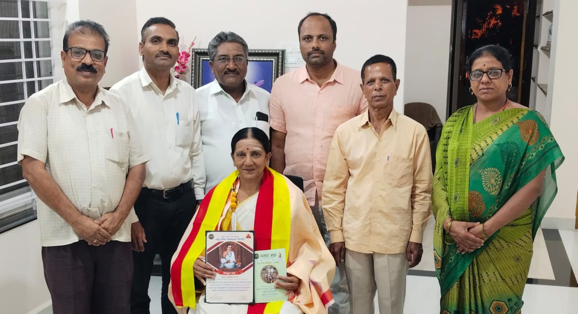 ಬಸವ ತತ್ವ ಪ್ರಸಾರಕ್ಕಾಗಿ ವಿದೇಶಕ್ಕೆ ಹೊರಟಿರುವ ಪ್ರೇಮಕ್ಕ ಅಂಗಡಿ ಅವರಿಗೆ ಸನ್ಮಾನ