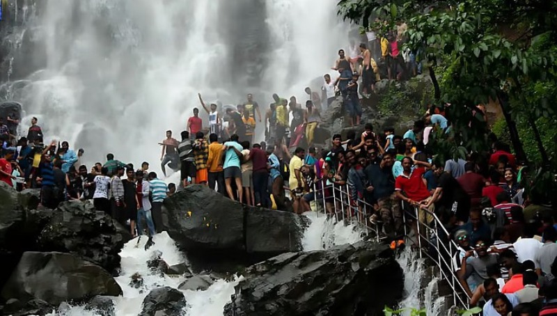 AMBOLI GHAT ನಲ್ಲಿ ಪ್ರವಾಸಿಗರ ನಡುವೆ ಜಗಳ, ಪೋಲಿಸ್ ಠಾಣೆಯಲ್ಲೂ ಗದ್ದಲ…!