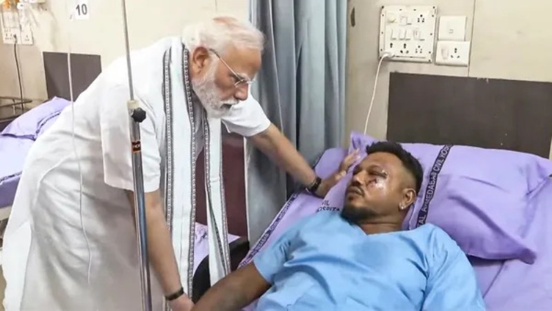 ಏರ್ ಇಂಡಿಯಾ ವಿಮಾನ ದುರಂತದಲ್ಲಿ ಬದುಕುಳಿದ ವ್ಯಕ್ತಿಯನ್ನು ಭೇಟಿಯಾದ ಪ್ರಧಾನಿ ಮೋದಿ